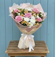 Букет цветов из:  Гвоздики, Орхидеи и Розы в Краснооктябрьский