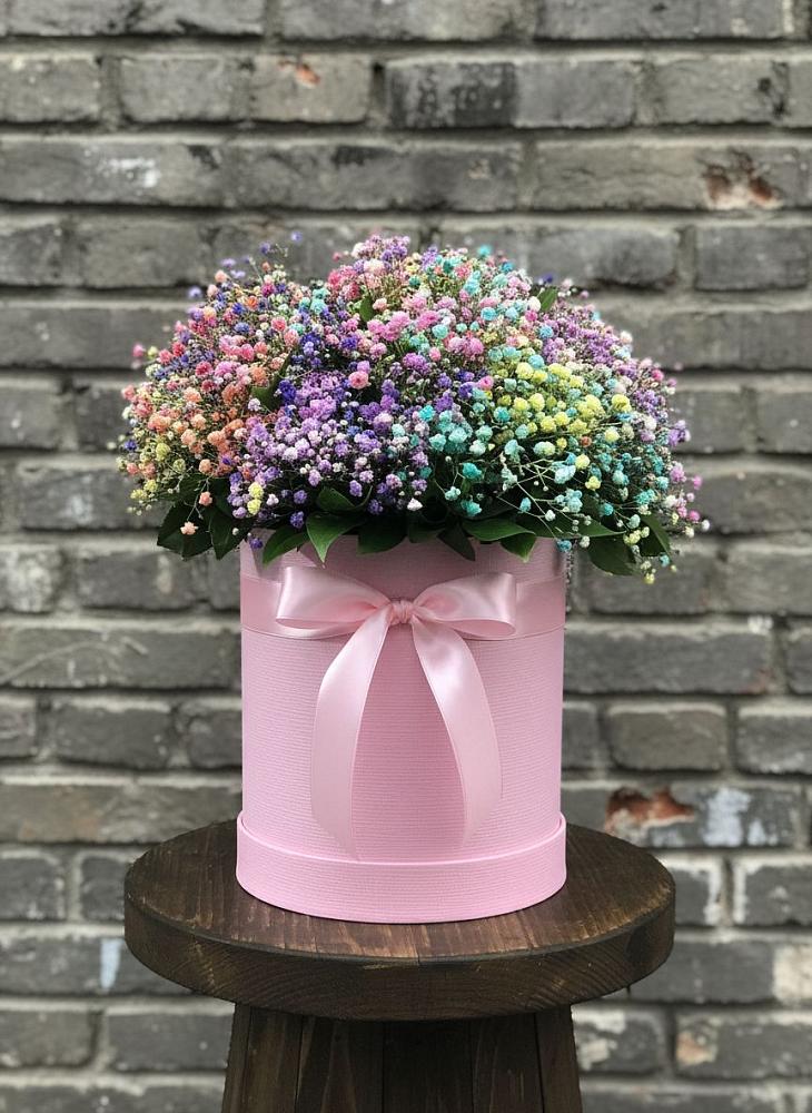 Цветочная композиция из Гипсофила и Розы в шляпной коробке в Краснооктябрьский