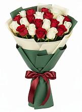 Букет Микс из красных и белых роз в Краснооктябрьский