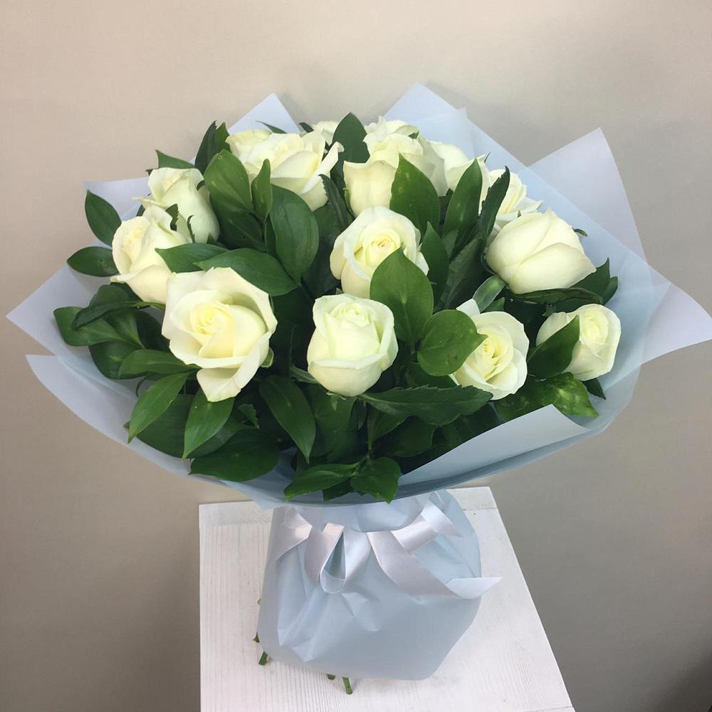 Букет 15 Белых роз Проуд в Краснооктябрьский