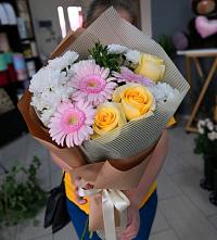 Букет цветов из:  Герберы, Розы и Хризантемы в Краснооктябрьский
