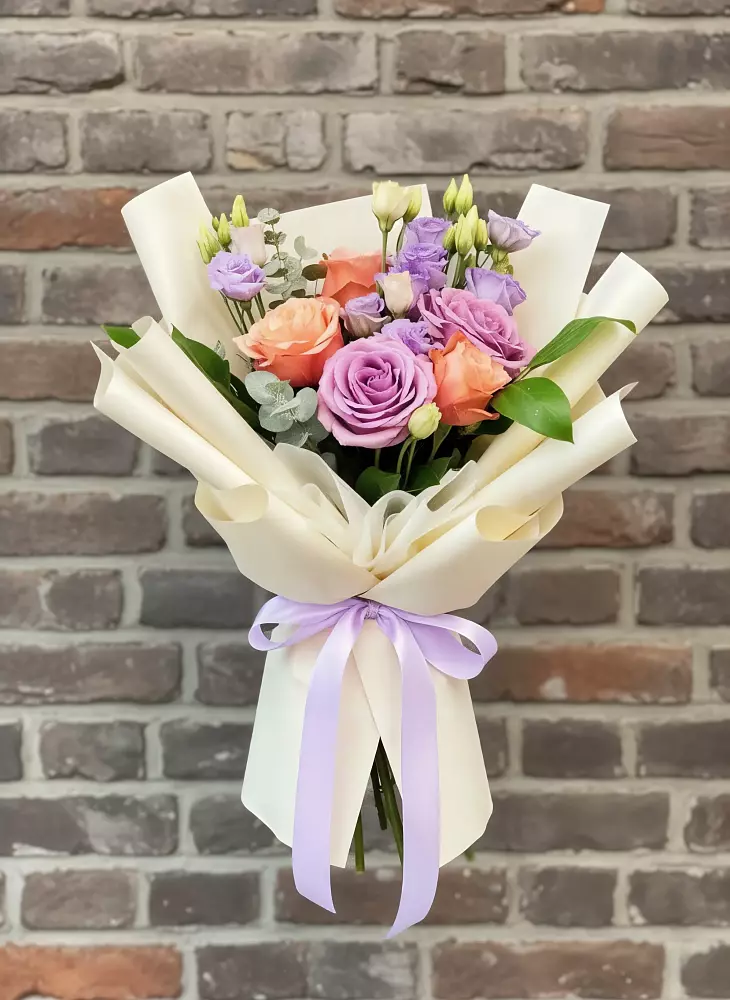 Букет цветов из: Лизиантусы и Розы в Краснооктябрьский