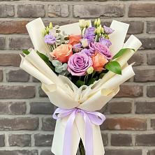 Букет цветов из:  Лизиантусы и Розы в Краснооктябрьский