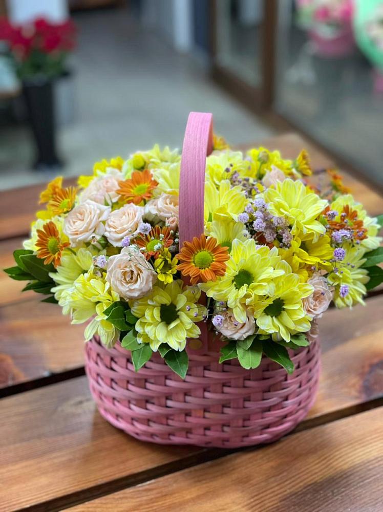Цветочная композиция из Хризантемы и Розы в корзине в Краснооктябрьский