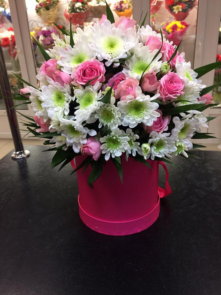 Цветочная композиция из Розы и Хризантемы в шляпной коробке в Краснооктябрьский